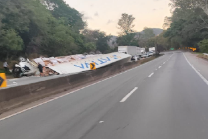 Carreta tomba e interdita BR-381 no Sul de Minas
