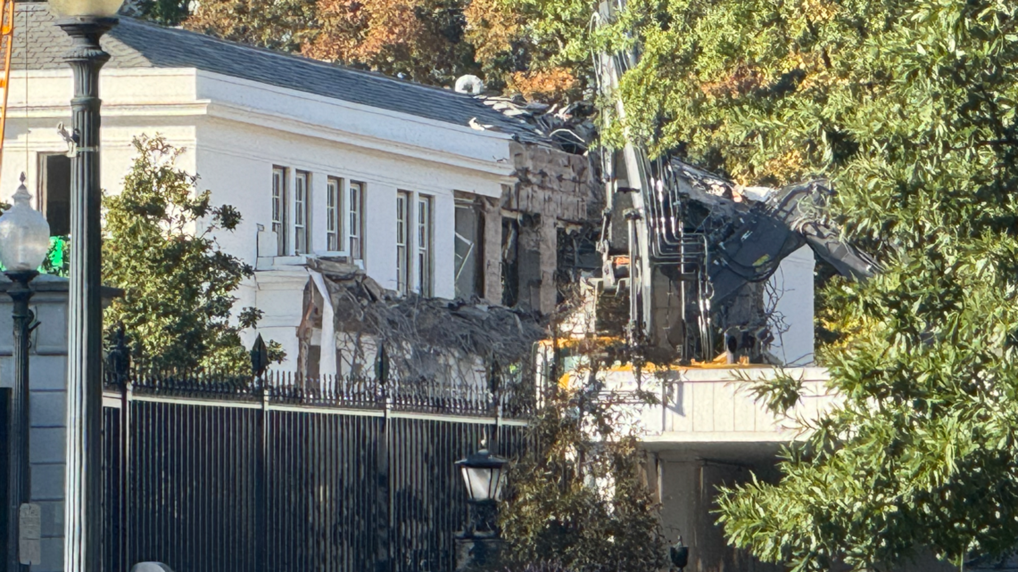 A demolição em ala da Casa Branca para construir novo salão de festas de Trump