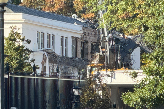 A demolição em ala da Casa Branca para construir novo salão de festas de Trump - (crédito: Reuters) A demolição em ala da Casa Branca para construir novo salão de festas de Trump - (crédito: Reuters)