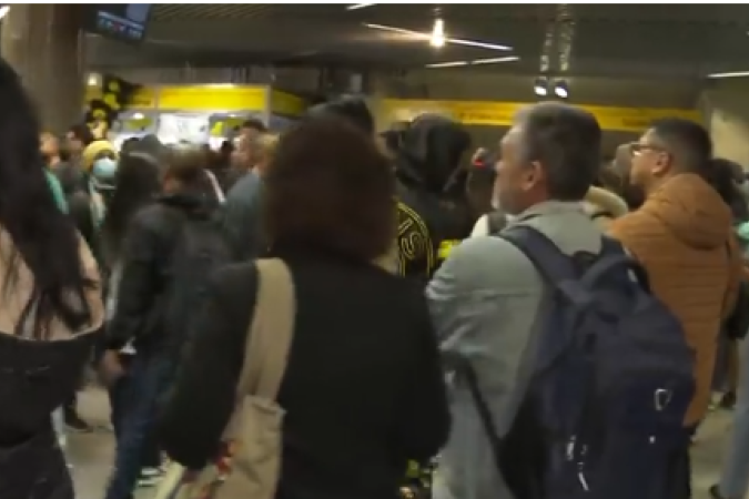 Desde as primeiras horas da manhã, os usuários do metrô em São Paulo sofrem com os problemas gerados por uma falha de sinalização na Linha 4-Amarela do metrô - (crédito: Reprodução TV Globo SP) Desde as primeiras horas da manhã, os usuários do metrô em São Paulo sofrem com os problemas gerados por uma falha de sinalização na Linha 4-Amarela do metrô - (crédito: Reprodução TV Globo SP)