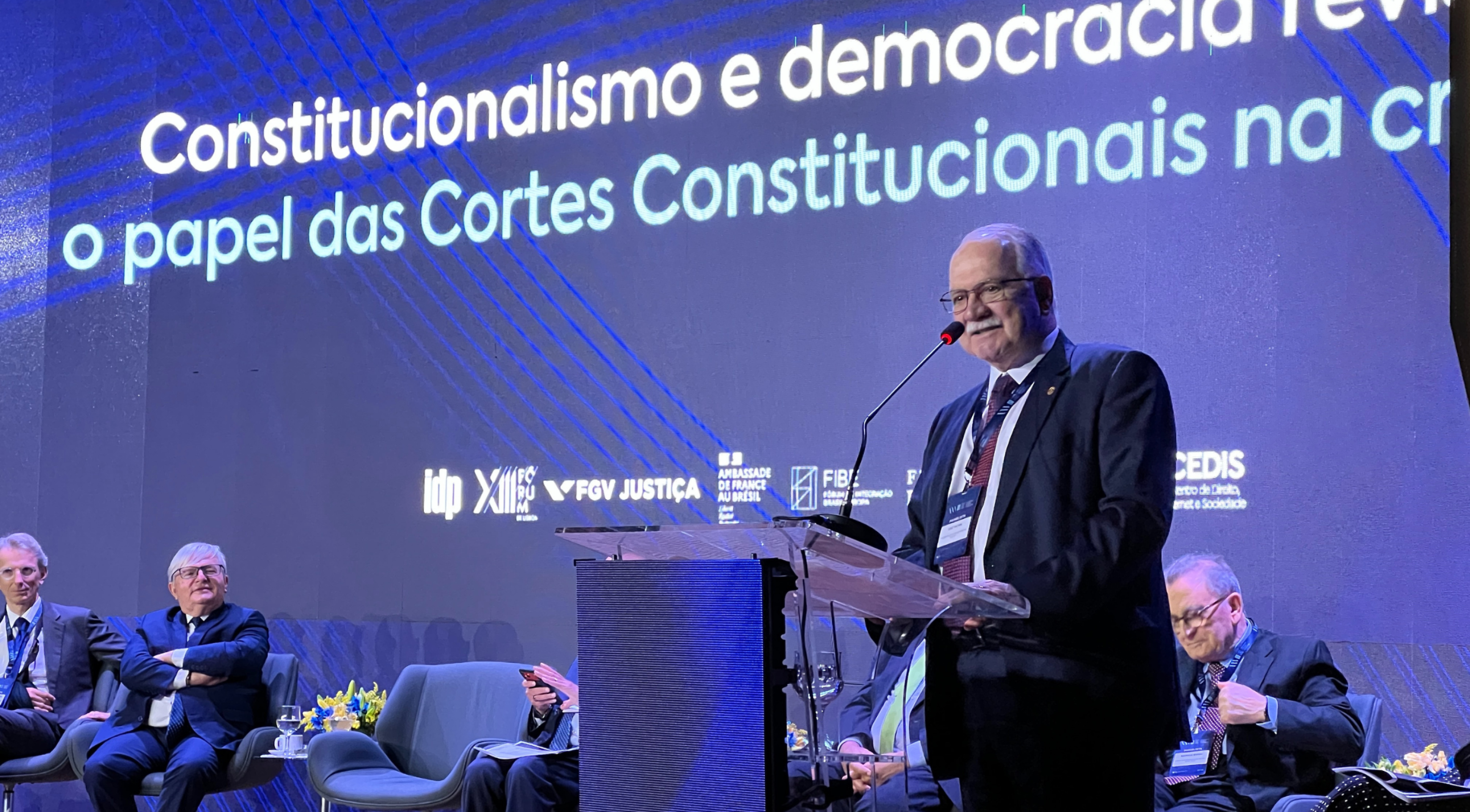 Fachin e Gilmar Mendes defendem a democracia em Congresso de Direito 