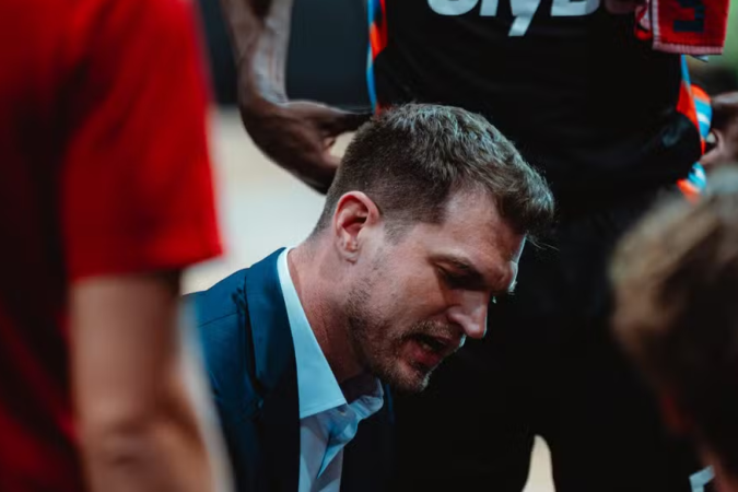 Ex-técnico da equipe, Billups é um dos suspeitos de envolvimento em esquema de apostas e manipulação de jogos de pôquer junto à máfia - (crédito: Divulgação/Paris Basketball) Ex-técnico da equipe, Billups é um dos suspeitos de envolvimento em esquema de apostas e manipulação de jogos de pôquer junto à máfia - (crédito: Divulgação/Paris Basketball)