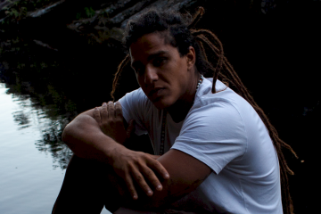 Emmano e sua imersão em ritmos de afrorreligiosidade em 'Gira de Esquerda' - (crédito: Divulgação) Emmano e sua imersão em ritmos de afrorreligiosidade em 'Gira de Esquerda' - (crédito: Divulgação)