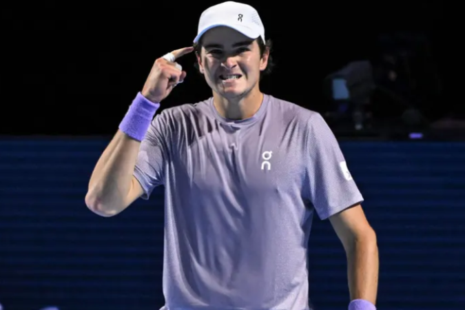 O canadense havia vencido o primeiro por 6/3 e o brasileiro devolveu o placar na segunda parcial. O carioca liderou o terceiro por 4/1 - (crédito: Fabrice COFFRINI / AFP) O canadense havia vencido o primeiro por 6/3 e o brasileiro devolveu o placar na segunda parcial. O carioca liderou o terceiro por 4/1 - (crédito: Fabrice COFFRINI / AFP)