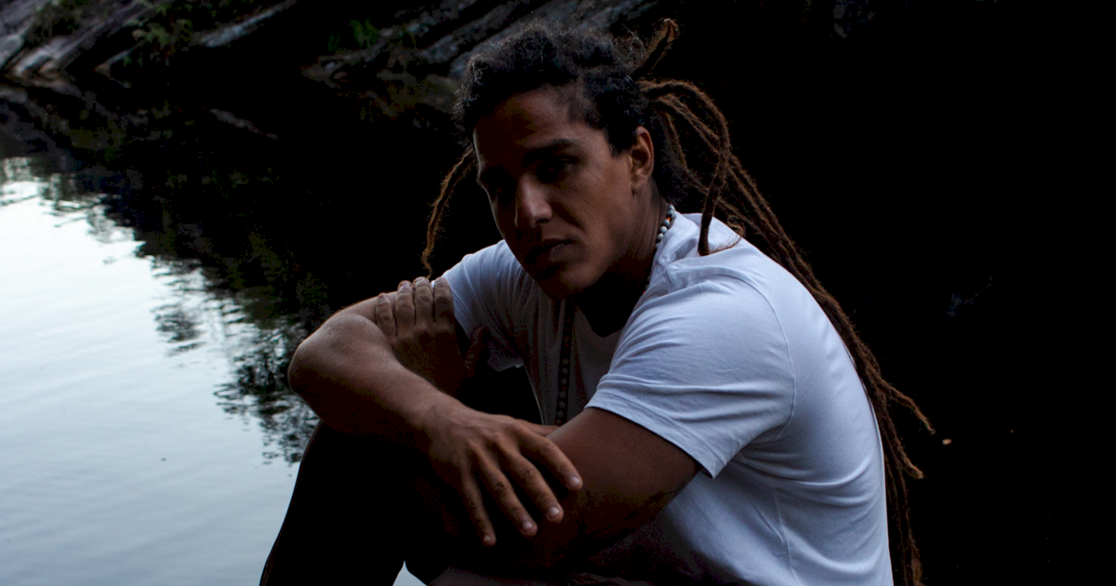 Emmano e sua imersão em ritmos de afrorreligiosidade em 'Gira de Esquerda'