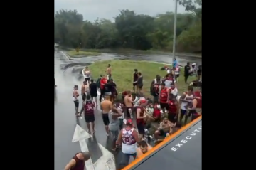 Imagens das redes sociais mostram o desespero após o acidente - (crédito: Reprodução / X / @_dmont90) Imagens das redes sociais mostram o desespero após o acidente - (crédito: Reprodução / X / @_dmont90)