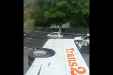 O veículo sofreu o acidente na Rodovia Presidente Dutra, na altura de Barra Mansa, no Rio de Janeiro - (crédito: Reprodução / X / @_dmont90) O veículo sofreu o acidente na Rodovia Presidente Dutra, na altura de Barra Mansa, no Rio de Janeiro - (crédito: Reprodução / X / @_dmont90)