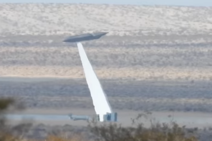 Ufólogo flagra suposta nave espacial em campo de testes secretos nos EUA