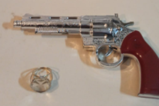 Os adolescentes roubaram dois anéis, um cordão e um crucifixo folheados a ouro, além de R$ 600 em dinheiro e um celular - (crédito: PMMG/Divulgação) Os adolescentes roubaram dois anéis, um cordão e um crucifixo folheados a ouro, além de R$ 600 em dinheiro e um celular - (crédito: PMMG/Divulgação)