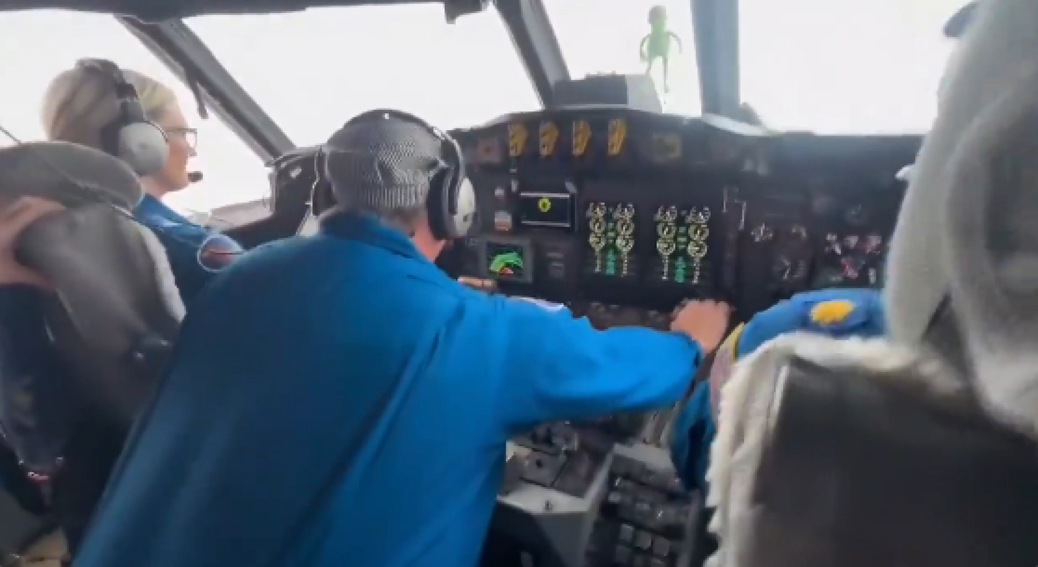 Avião sacode e quase cai ao atravessar furacão Melissa