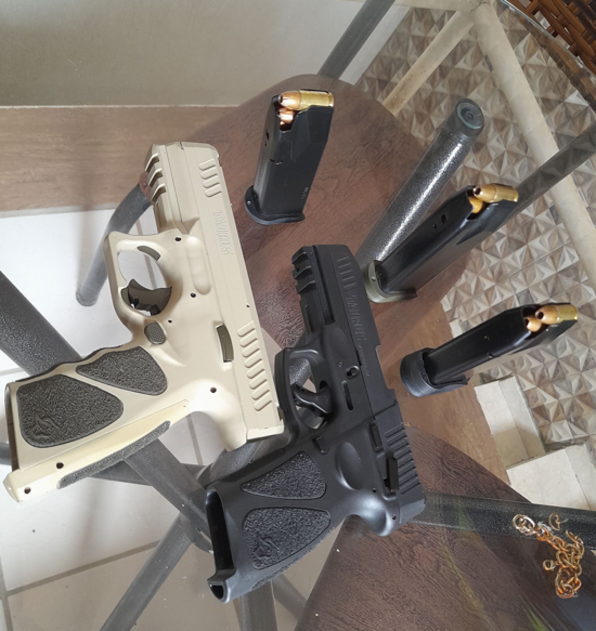 Três pessoas foram indiciadas por venda ilegal de arma de fogo de uso restrito