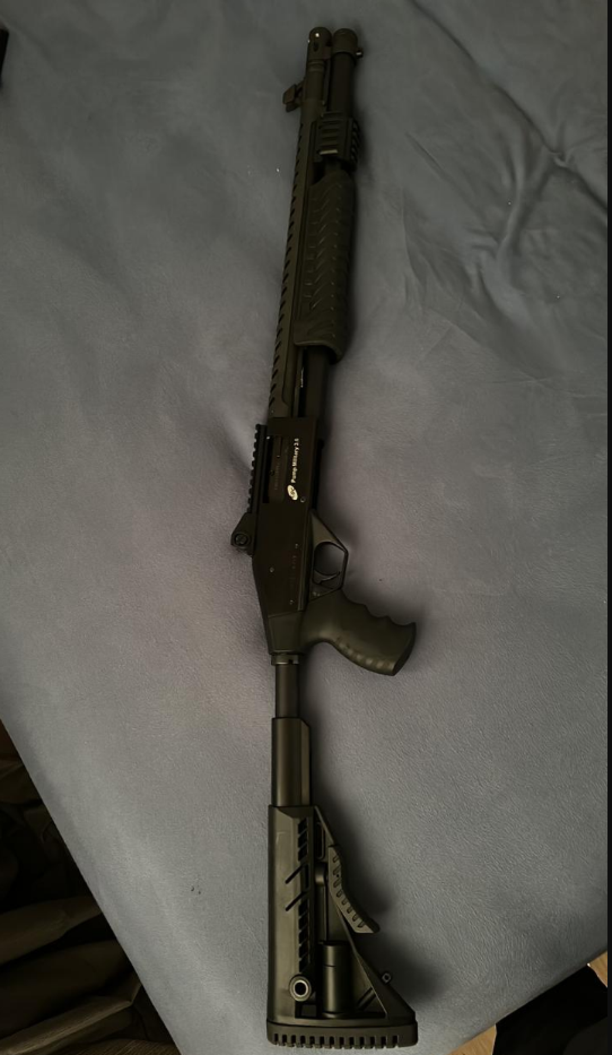 A operação identificou um segundo núcleo criminoso, autônomo, dedicado à venda ilegal de armas de fogo de uso restrito. 