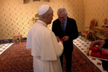 O ator foi presenteado por Leão XIV com um terço -  (crédito: Reprodução / Vatican News)