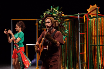 Além de apresentar o espetácullo 'Manga, Mangueira, Meu Pé de Brincadeira', o Grupo Galpão de Belo Horizonte promoverá a oficina 'Presença e Jogo do Ator' -  (crédito: Pedro Lanna)