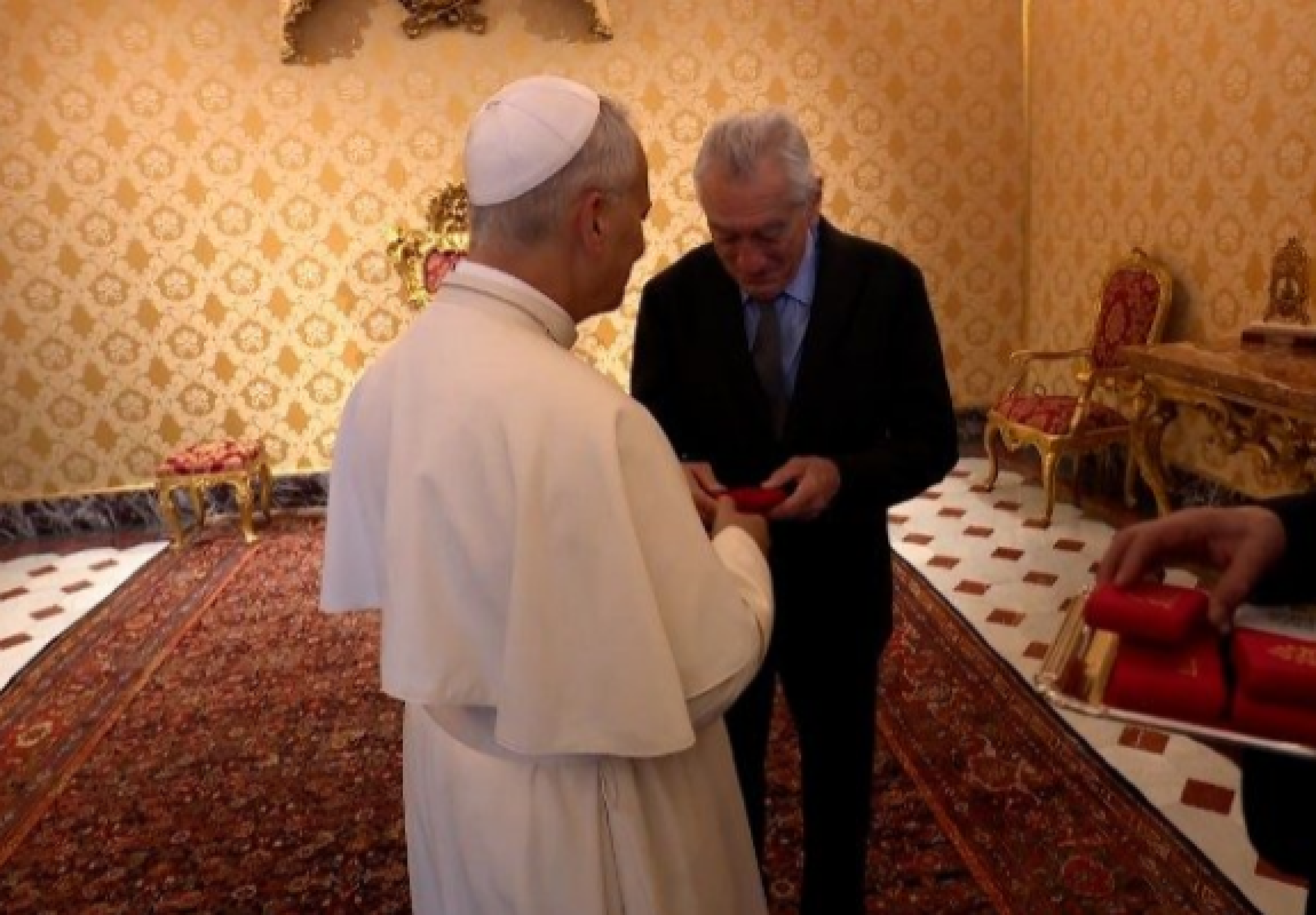 Papa Leão XIV recebe o ator Robert De Niro no Vaticano