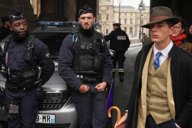 O adolescente fã de Sherlock Holmes que viralizou em foto 'misteriosa' na cena do roubo do Louvre -  (crédito: BBC Geral)