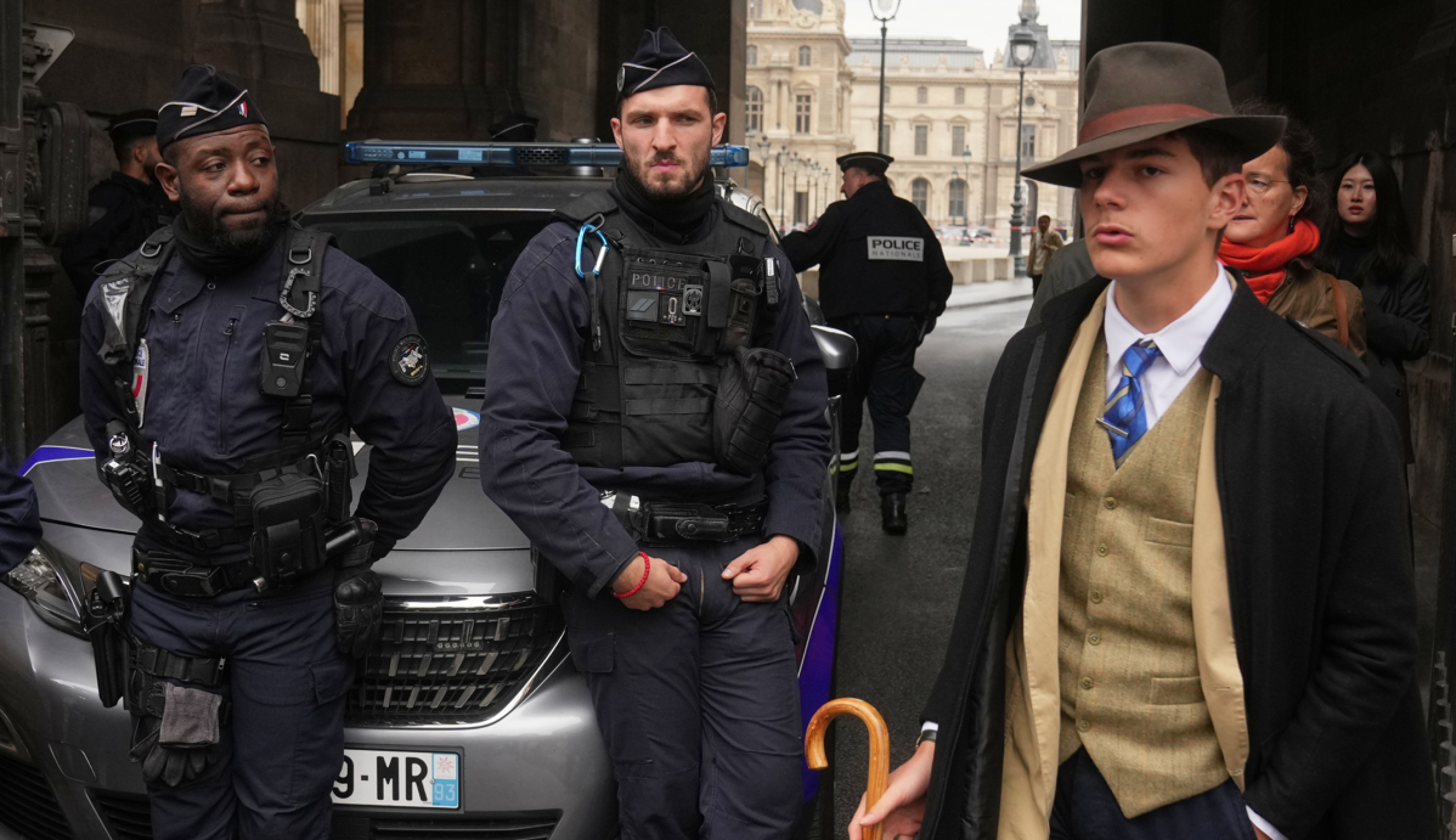 O adolescente fã de Sherlock Holmes que viralizou em foto 'misteriosa' na cena do roubo do Louvre - (crédito: BBC Geral) O adolescente fã de Sherlock Holmes que viralizou em foto 'misteriosa' na cena do roubo do Louvre - (crédito: BBC Geral)
