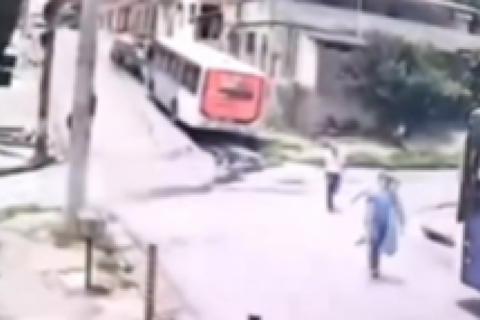 Motorista de ônibus tenta matar guarda municipal a facadas em BH