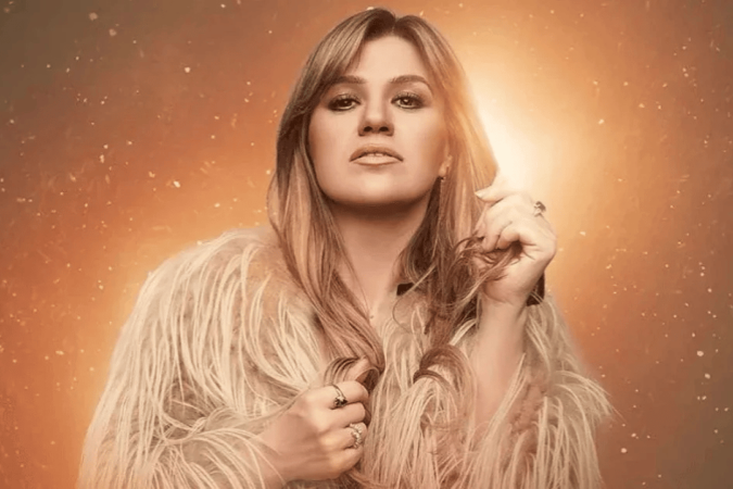 Kelly Clarkson expõe ex-empresário que sugeriu cirurgia de silicone -  (crédito: TMJBrazil)