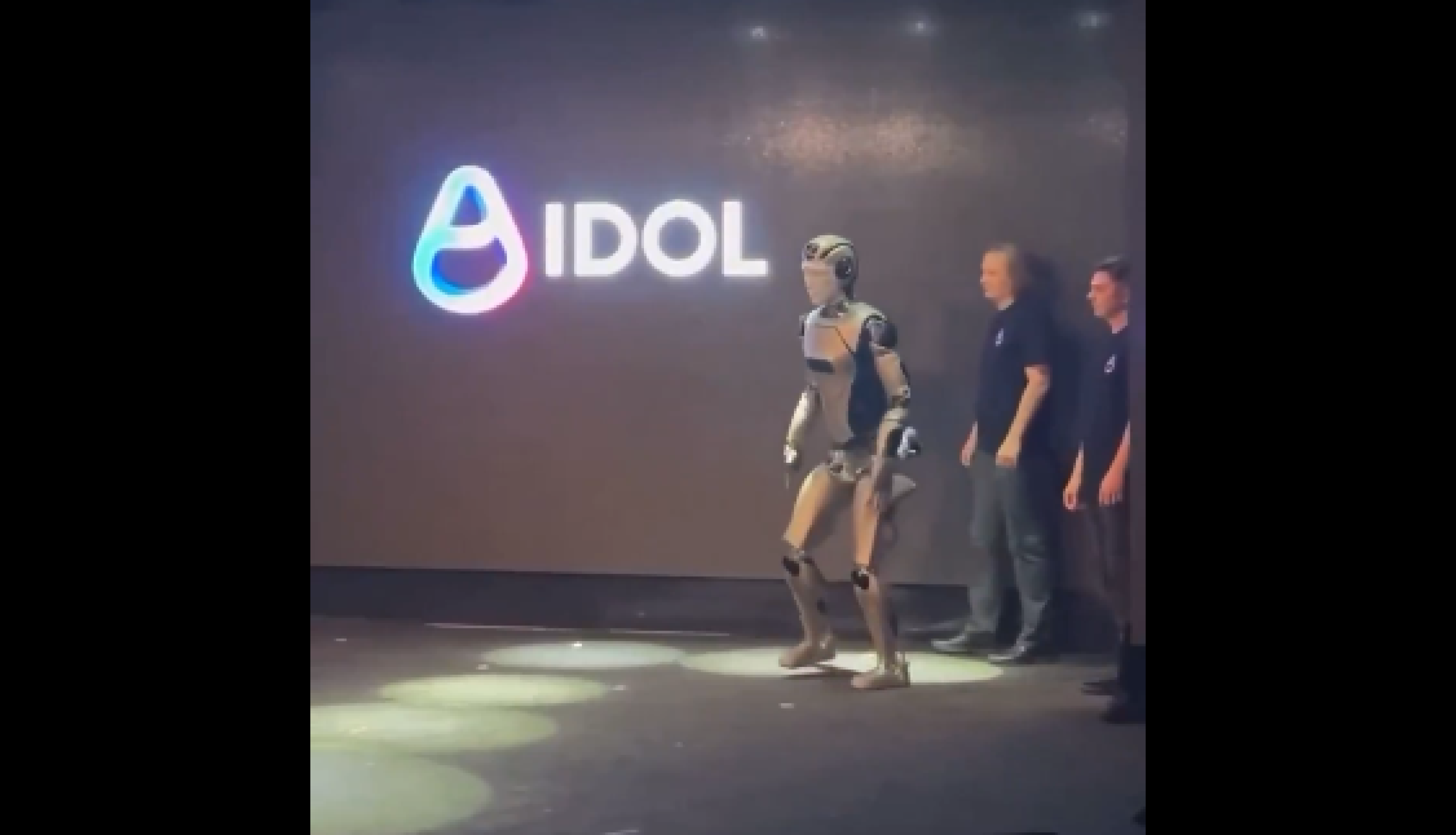 Robô controlado por IA cai em cima do palco durante estreia