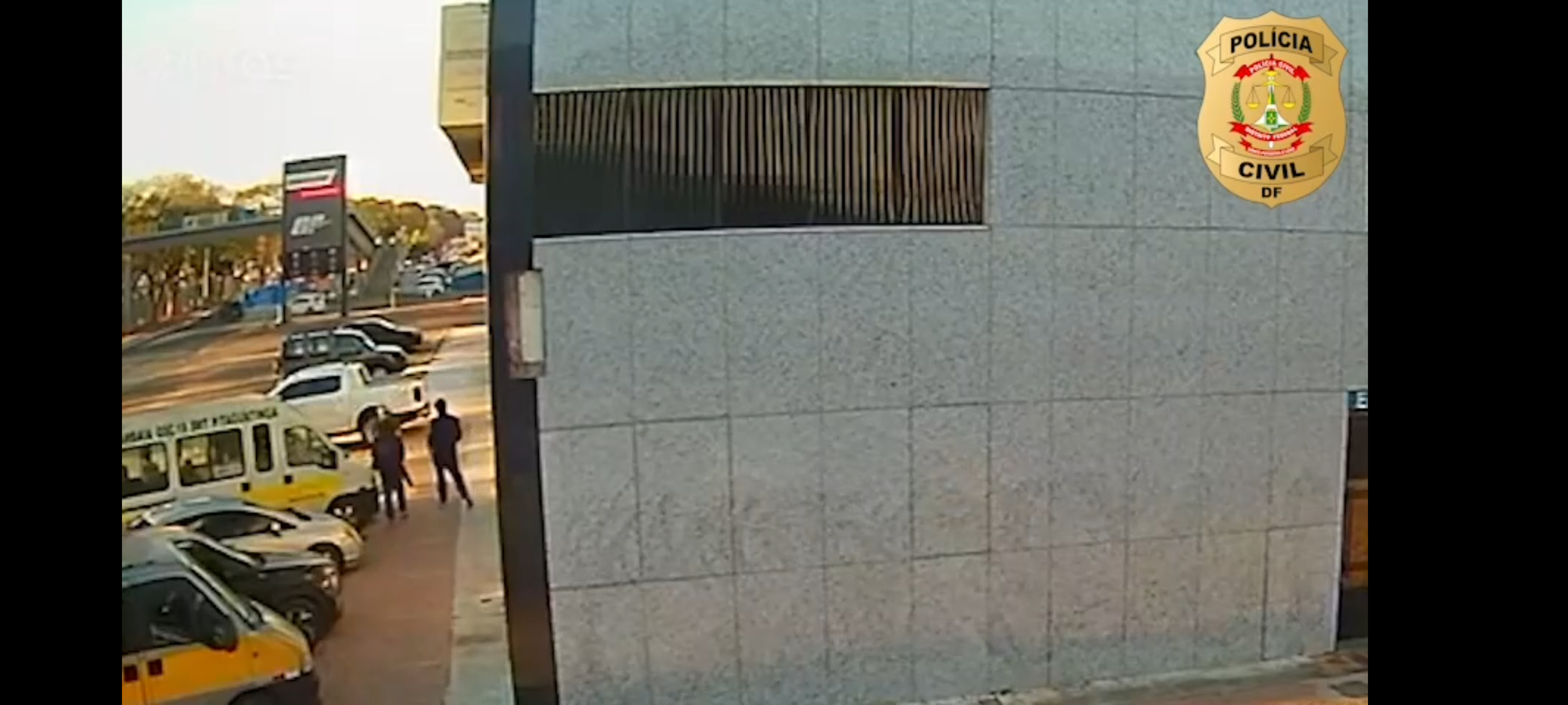 Vídeo: Homem é abordado por suspeitos armados e tem veículo roubado