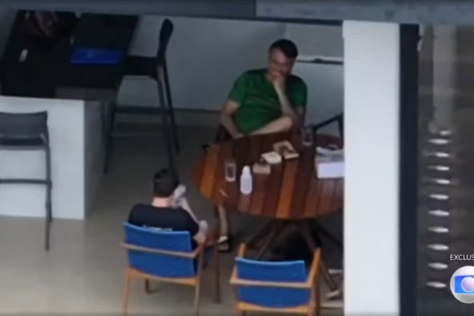 Imagens obtidas pela TV Globo mostram Nikolas manuseando o celular enquanto conversava com Bolsonaro - (crédito: Reprodução/TV Globo) Imagens obtidas pela TV Globo mostram Nikolas manuseando o celular enquanto conversava com Bolsonaro - (crédito: Reprodução/TV Globo)