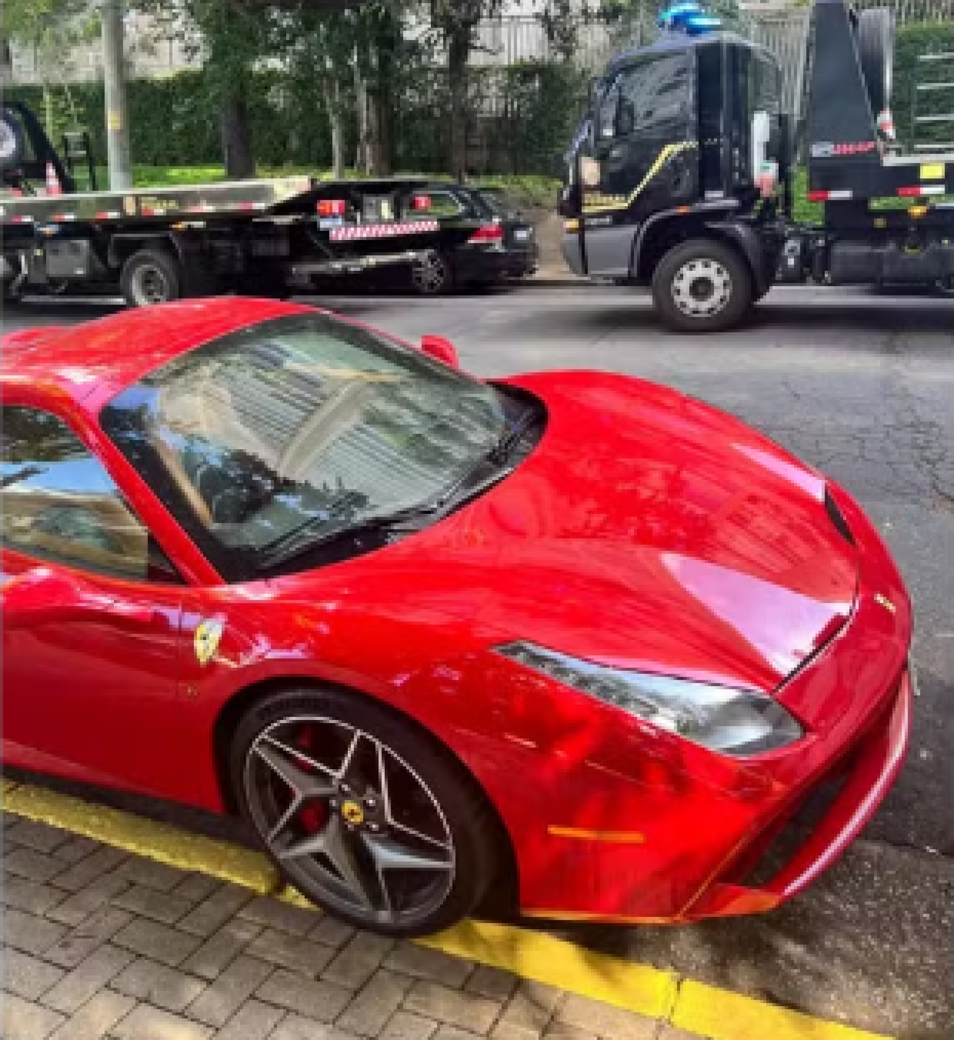 Ferrari apreendida na operação