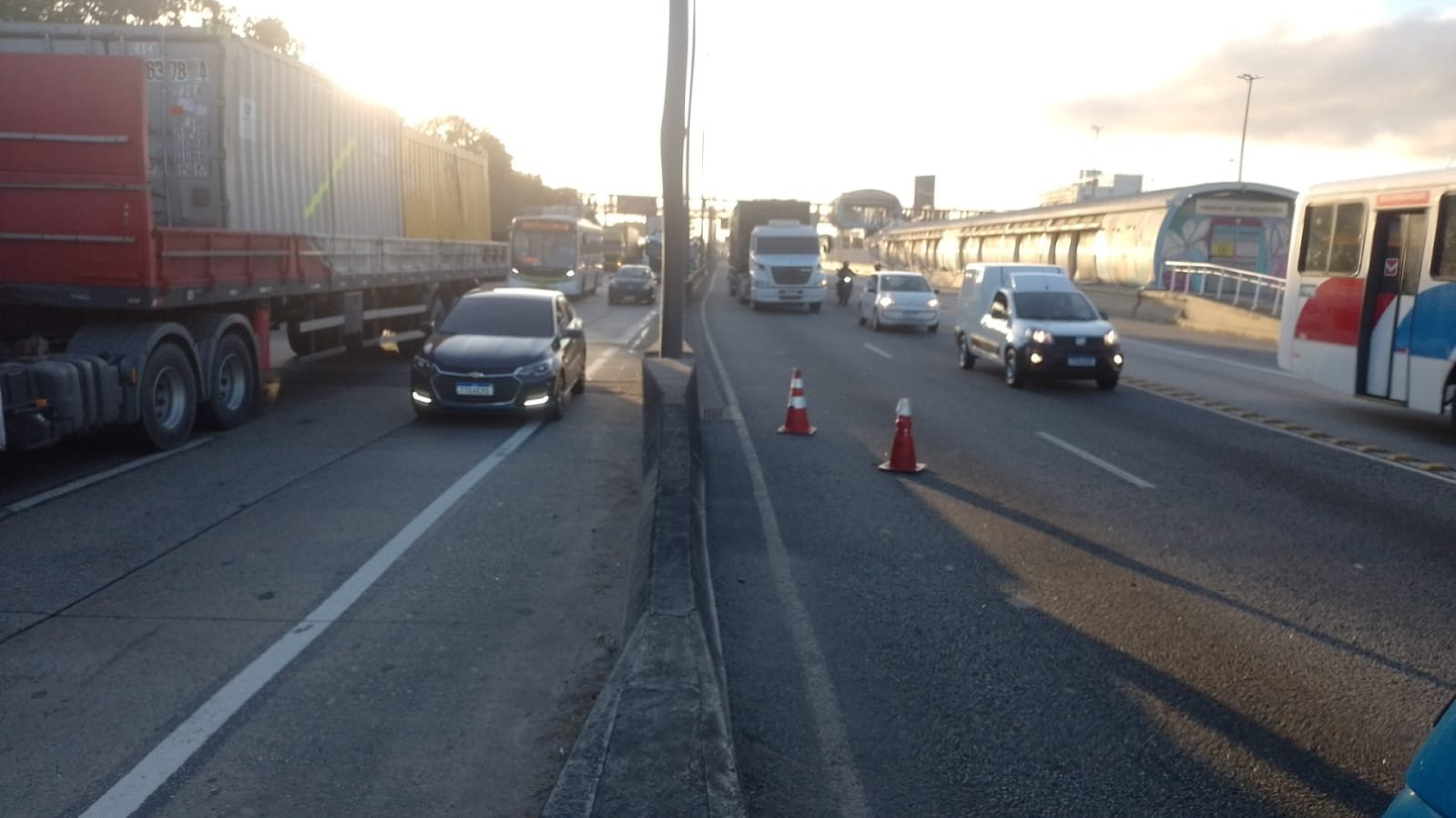 Bloqueio total na Avenida Brasil marca o 4º dia da Operação Barricada Zero