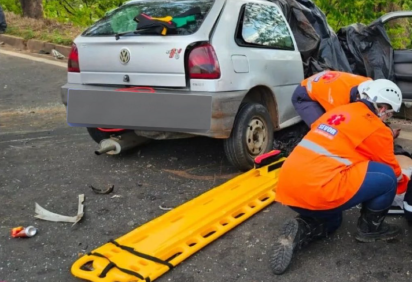 Equipe do Samu faz o socorro às vítimas do acidente  -  (crédito: Reprodução/@Br381_urgente)
