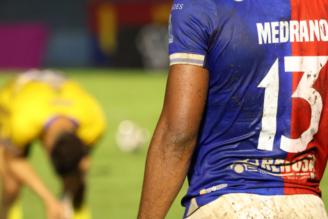 Os jogadores do FAS posam com seus filhos e outras crianças antes da partida contra o Municipal Limeño: o FAS é uma das três equipes da Primeira Divisão de El Salvador a usar as camisas 13 ou 18 -  (crédito: Roberto Valencia)