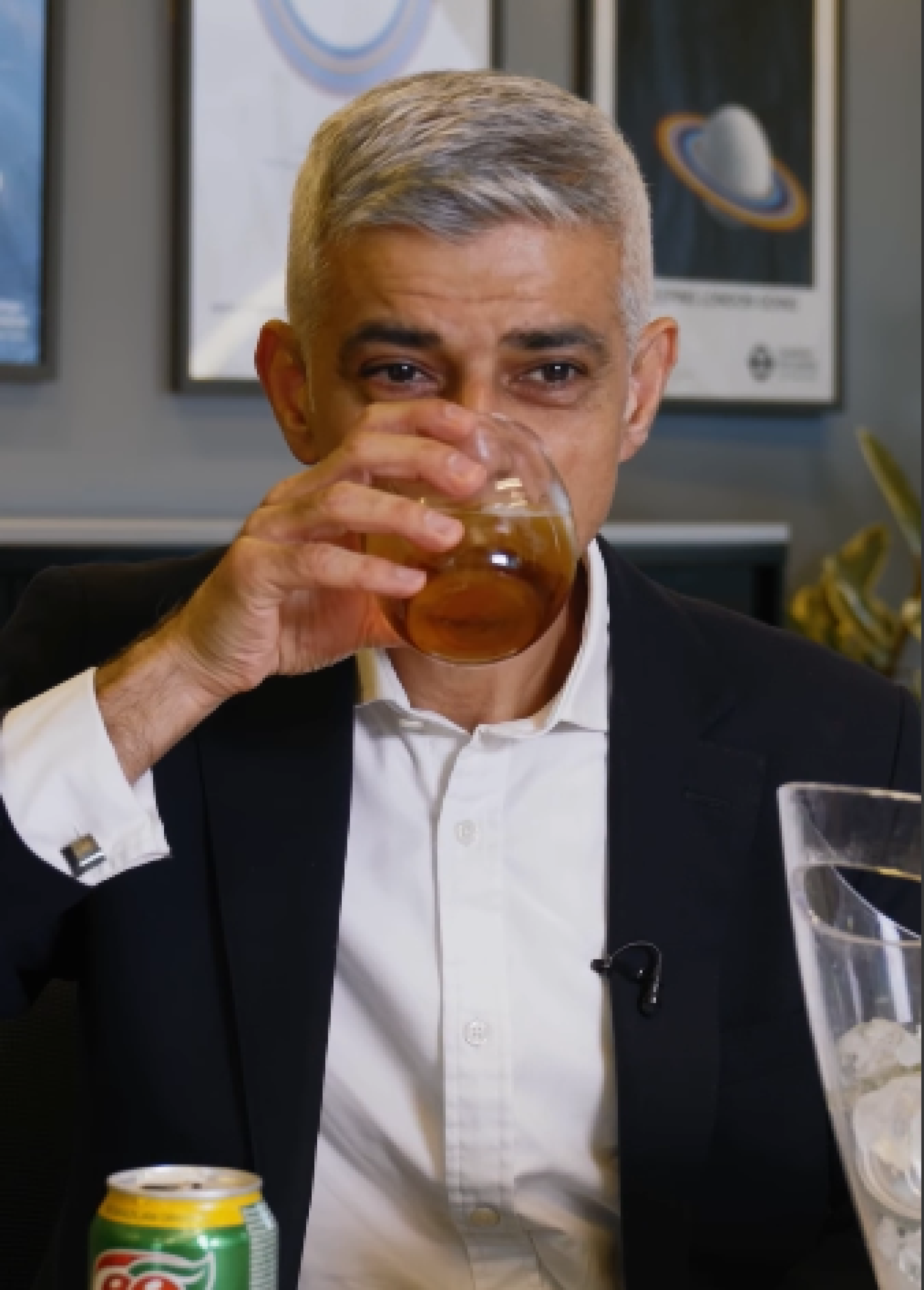 Prefeito de Londres prova novamente o Guaraná e muda de ideia sobre o sabor