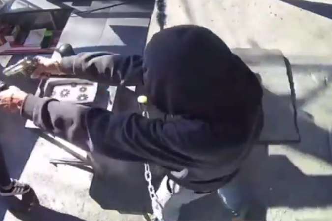 Crime foi flagrado por câmeras de segurança - (crédito: Reprodução/X) Crime foi flagrado por câmeras de segurança - (crédito: Reprodução/X)