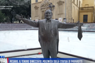Estátua de Pavarotti ficou imersa no gelo -  (crédito: Reprodução/DentroLaNotizia)