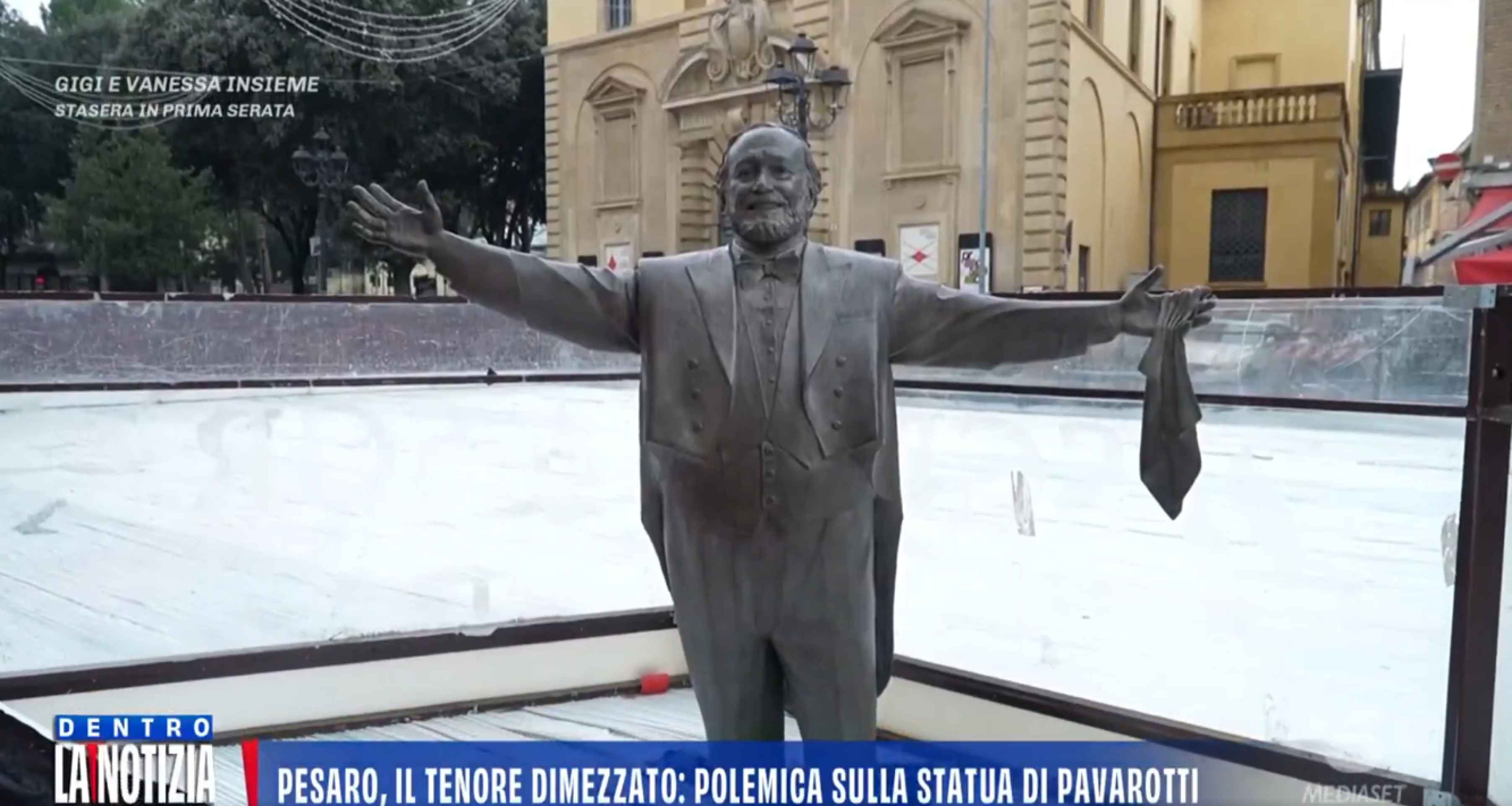 Estátua de Pavarotti é congelada em pista de patinação na Itália
