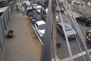 O agressor, em cima da vítima, deitada no chão, durante caso que ocorreu no centro de São Paulo -  (crédito: Reprodução / YouTube /  PMSP - Acervo)