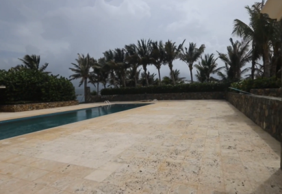 Quadro negro com palavras escritas aparece em uma sala de estar -  (crédito: Comitê de Supervisão da Câmara dos Estados Unidos) -Quadro negro com palavras escritas aparece em uma sala de estar -  (crédito: Comitê de Supervisão da Câmara dos Estados Unidos)