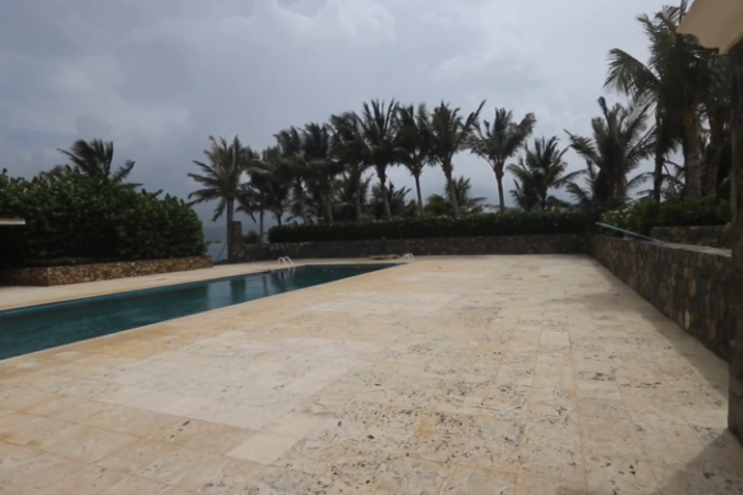 Quadro negro com palavras escritas aparece em uma sala de estar -  (crédito: Comitê de Supervisão da Câmara dos Estados Unidos)