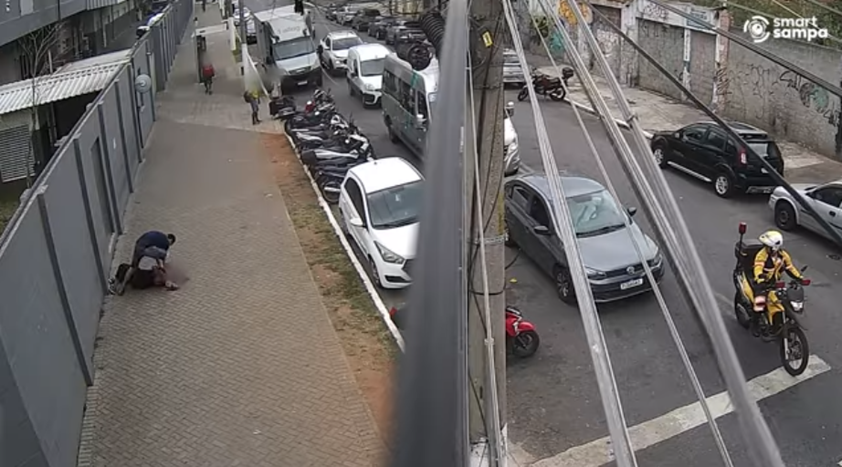 Homem agride mulher na rua, sistema de vídeo flagra e agentes são acionados