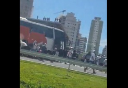 A torcida do Santos foi contida em ação conjunta da Polícia Militar e da PRF e seis torcedores foram conduzidos à Polícia Civil para análise de possíveis penalidades -  (crédito: Reprodução/X/@aninhamagica) -A torcida do Santos foi contida em ação conjunta da Polícia Militar e da PRF e seis torcedores foram conduzidos à Polícia Civil para análise de possíveis penalidades -  (crédito: Reprodução/X/@aninhamagica)