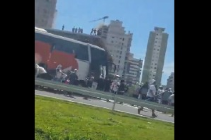 A torcida do Santos foi contida em ação conjunta da Polícia Militar e da PRF e seis torcedores foram conduzidos à Polícia Civil para análise de possíveis penalidades - (crédito: Reprodução/X/@aninhamagica) A torcida do Santos foi contida em ação conjunta da Polícia Militar e da PRF e seis torcedores foram conduzidos à Polícia Civil para análise de possíveis penalidades - (crédito: Reprodução/X/@aninhamagica)