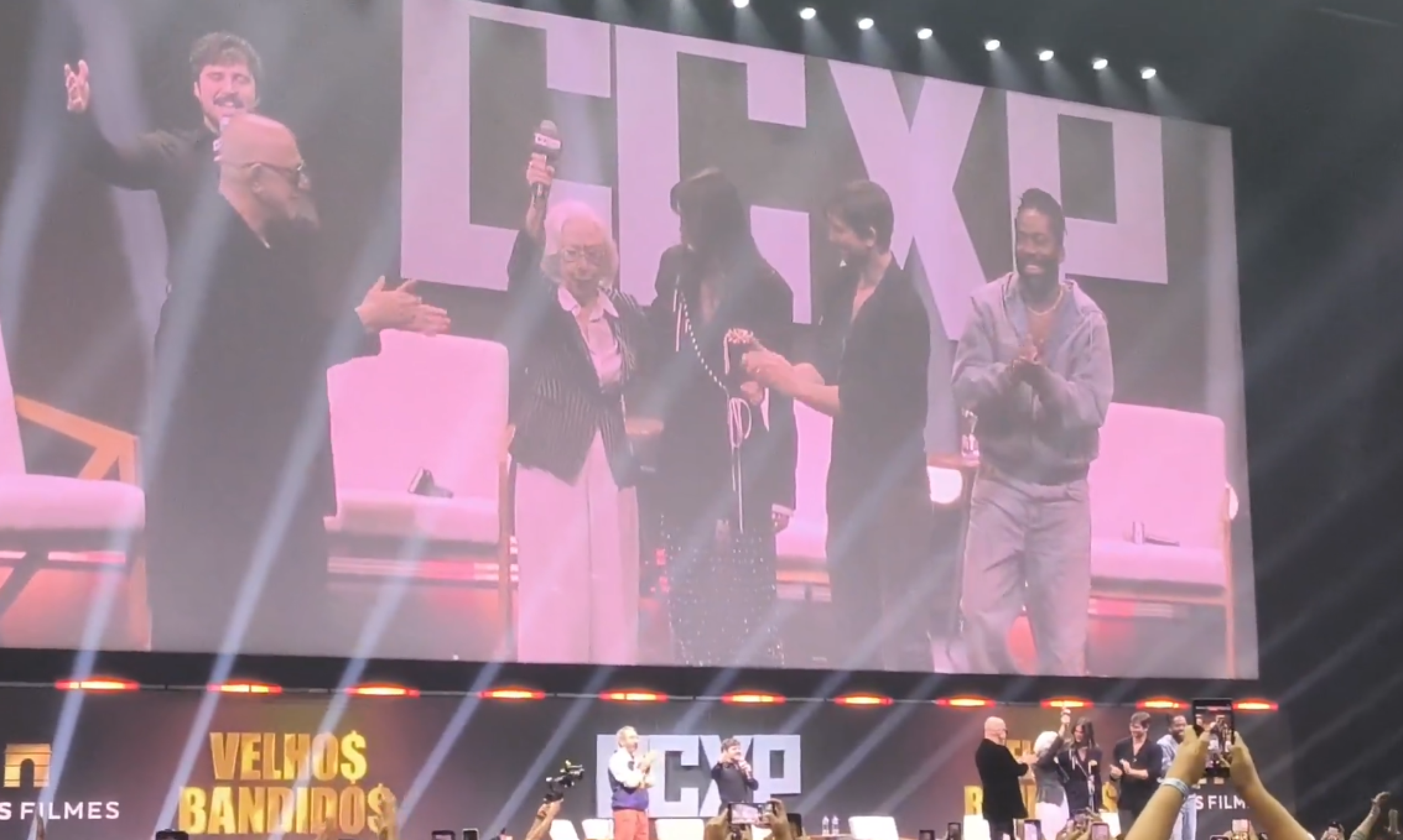 Fernanda Montenegro é ovacionada em aparição na CCXP25