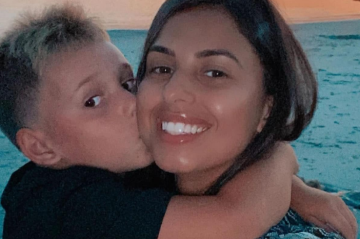 A brasileira Bruna Ferreira ao lado do filho, Michael, de 11 anos -  (crédito: Reprodução / X / @Protect Kamala Harris)