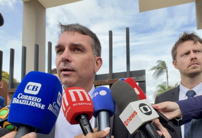 Flávio Bolsonaro visita o pai na sede da Polícia Federal, em Brasília -  (crédito: Cássia André/CB/D.A Press) -Flávio Bolsonaro visita o pai na sede da Polícia Federal, em Brasília -  (crédito: Cássia André/CB/D.A Press)