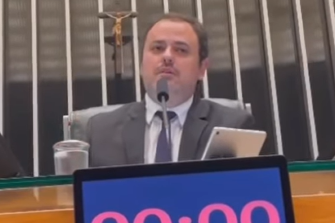 Deputado Glauber Braga ocupa Mesa Diretora da Câmara em dia de votação que pode reduzir pena de Bolsonaro -  (crédito: BBC Geral)