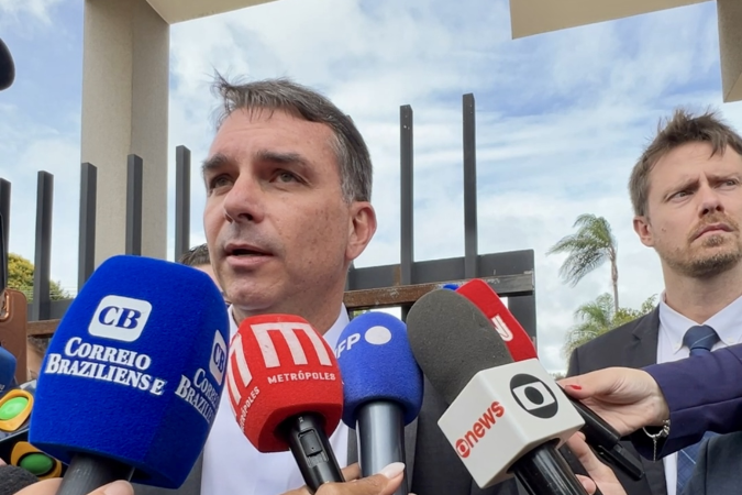 Flávio Bolsonaro visita o pai na sede da Polícia Federal, em Brasília - (crédito: Cássia André/CB/D.A Press) Flávio Bolsonaro visita o pai na sede da Polícia Federal, em Brasília - (crédito: Cássia André/CB/D.A Press)