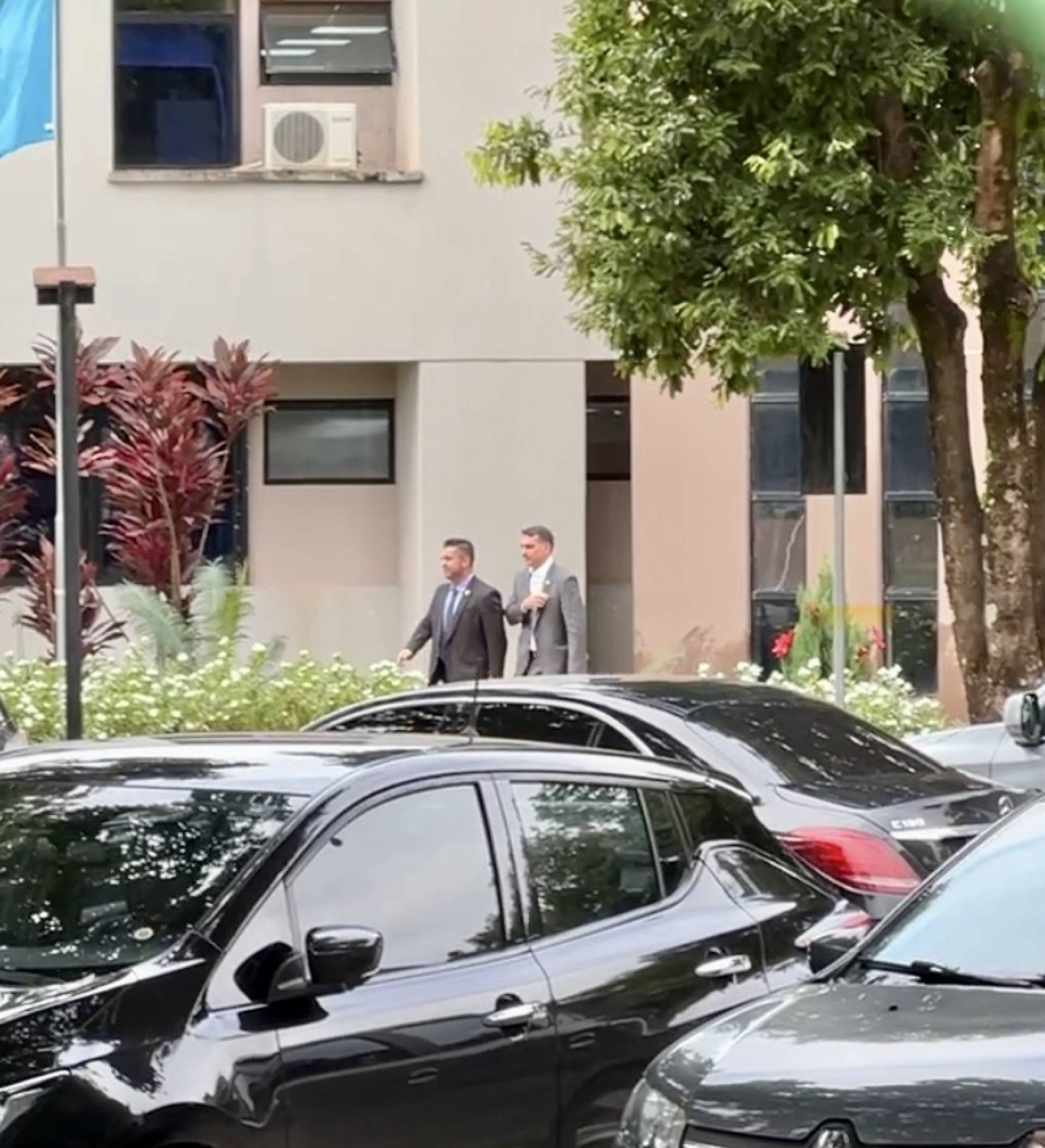 Flávio Bolsonaro visita o pai na sede da Polícia Federal, em Brasília