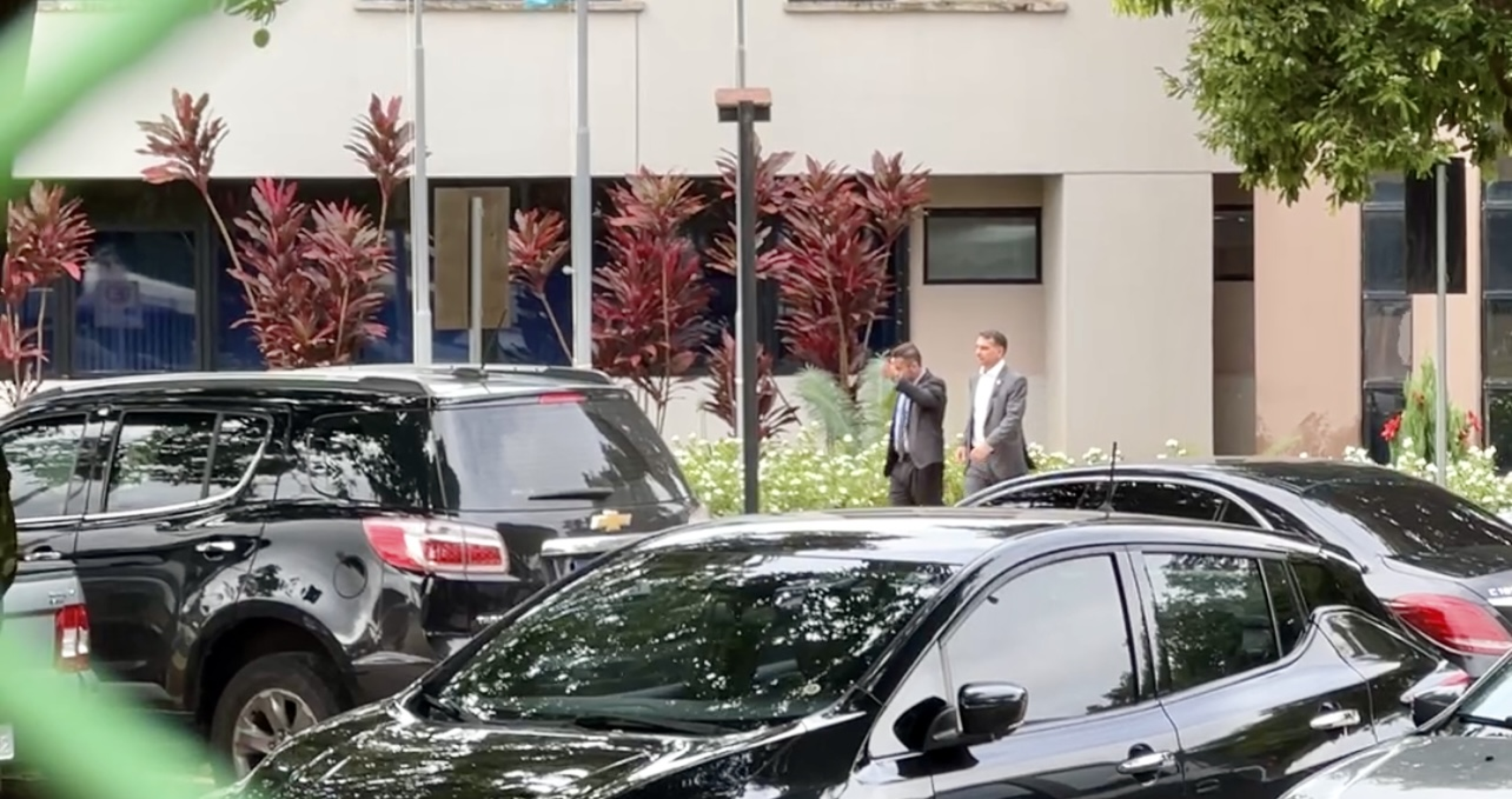 Flávio Bolsonaro visita o pai na sede da Polícia Federal, em Brasília