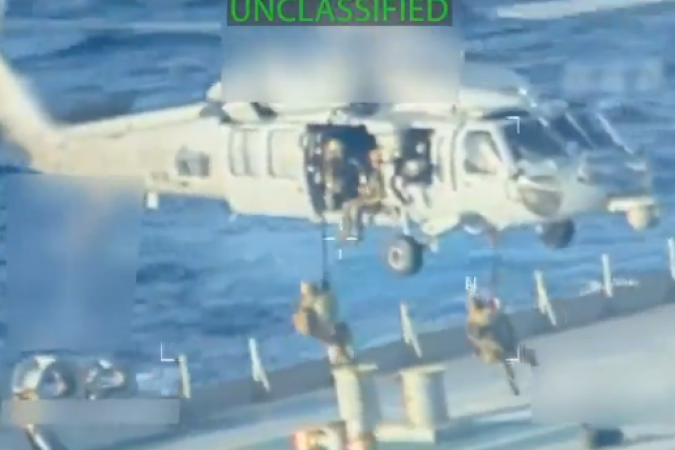 Vídeo mostra soldados descendo em embarcação apreendida - (crédito: Reprodução/X) Vídeo mostra soldados descendo em embarcação apreendida - (crédito: Reprodução/X)