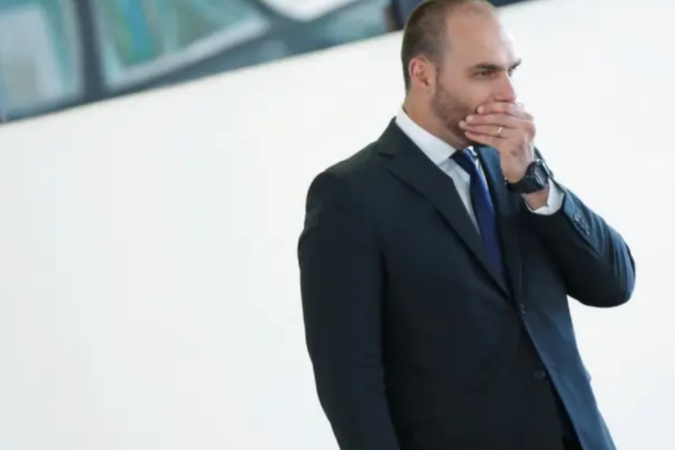 A reação de Eduardo Bolsonaro à retirada de sanções contra Moraes e esposa pela Lei Magnitsky - (crédito: BBC Geral) A reação de Eduardo Bolsonaro à retirada de sanções contra Moraes e esposa pela Lei Magnitsky - (crédito: BBC Geral)