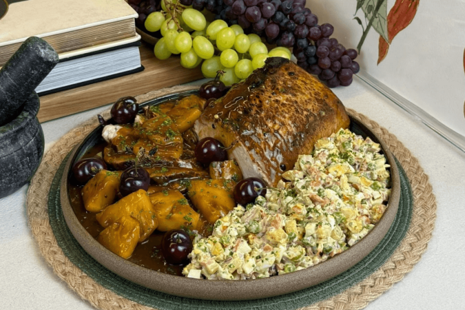 Lombo com molho de abacaxi e maionese de salada russa (Imagem: Felipe Caputo | Divulgação) - (crédito: EdiCase) Lombo com molho de abacaxi e maionese de salada russa (Imagem: Felipe Caputo | Divulgação) - (crédito: EdiCase)